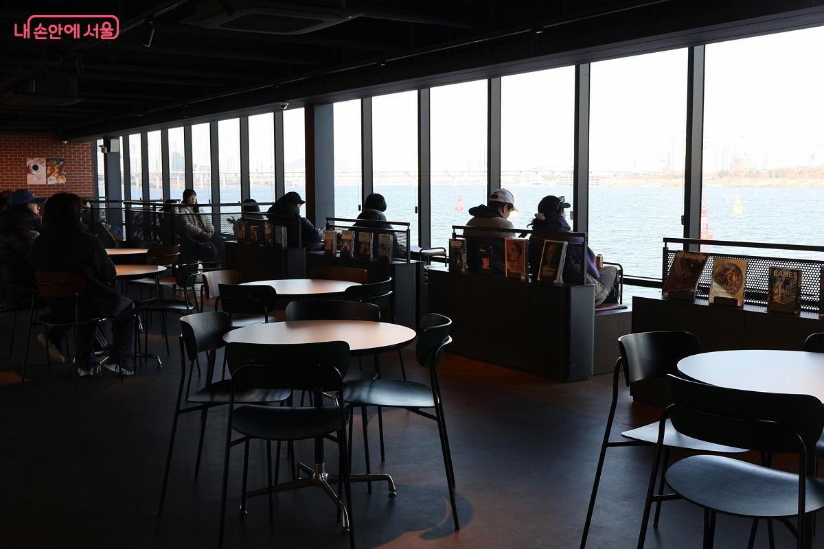 선착장 2층 휴식공간에서는 넓은 통창 너머로 시원한 한강 뷰를 감상하며 커피와 독서를 즐길 수 있다. ⓒ이봉덕