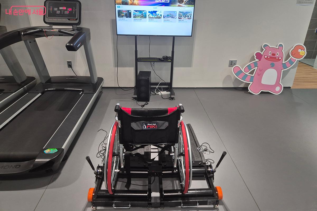휠체어를 타고 AI 가상공간에서 운동을 체험할 수 있는 체력단련실 &copy;백승훈
