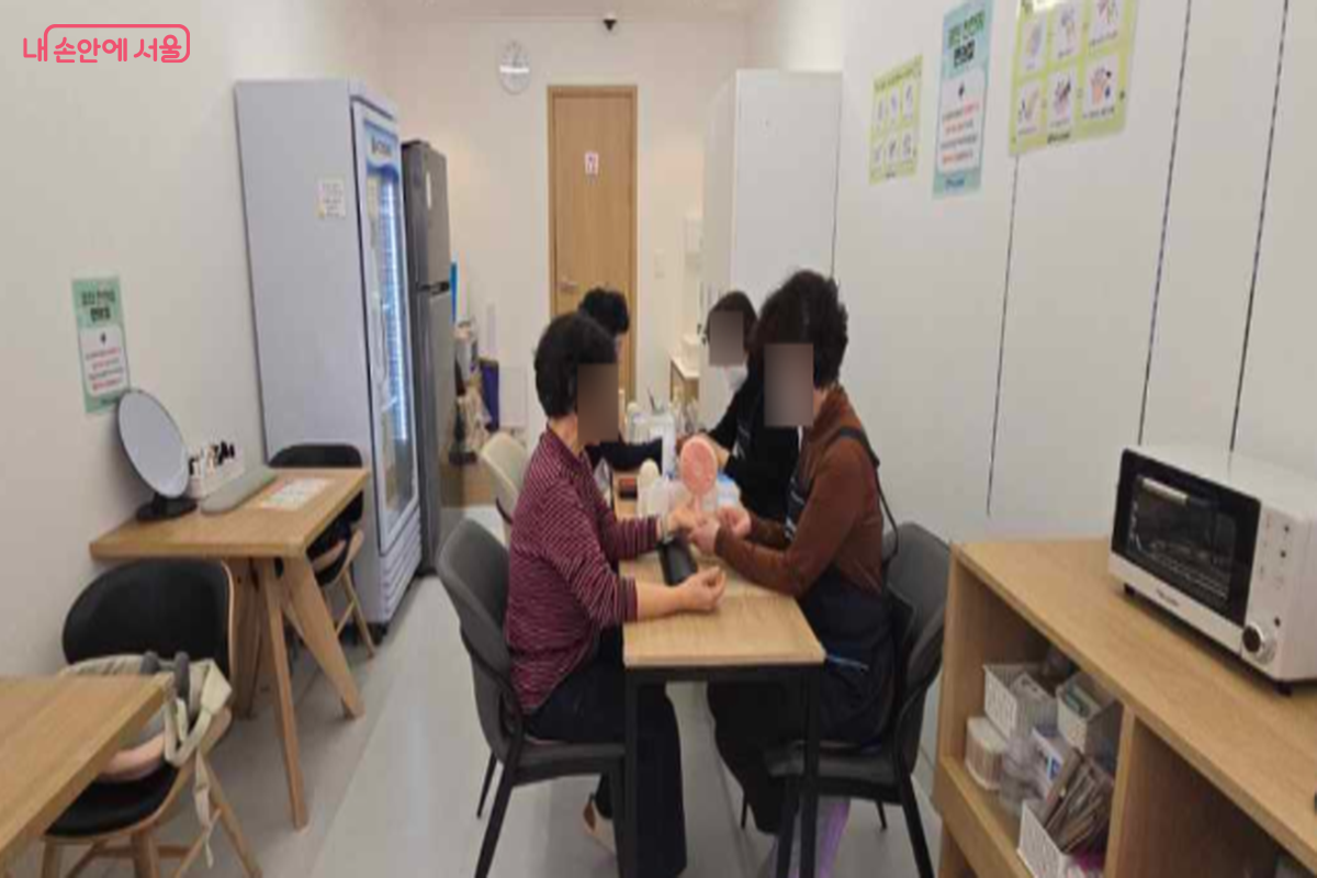 '광진 천천히 편의점'에서 어르신 손톱관리를 무료로 받을 수 있다. &copy;최윤정