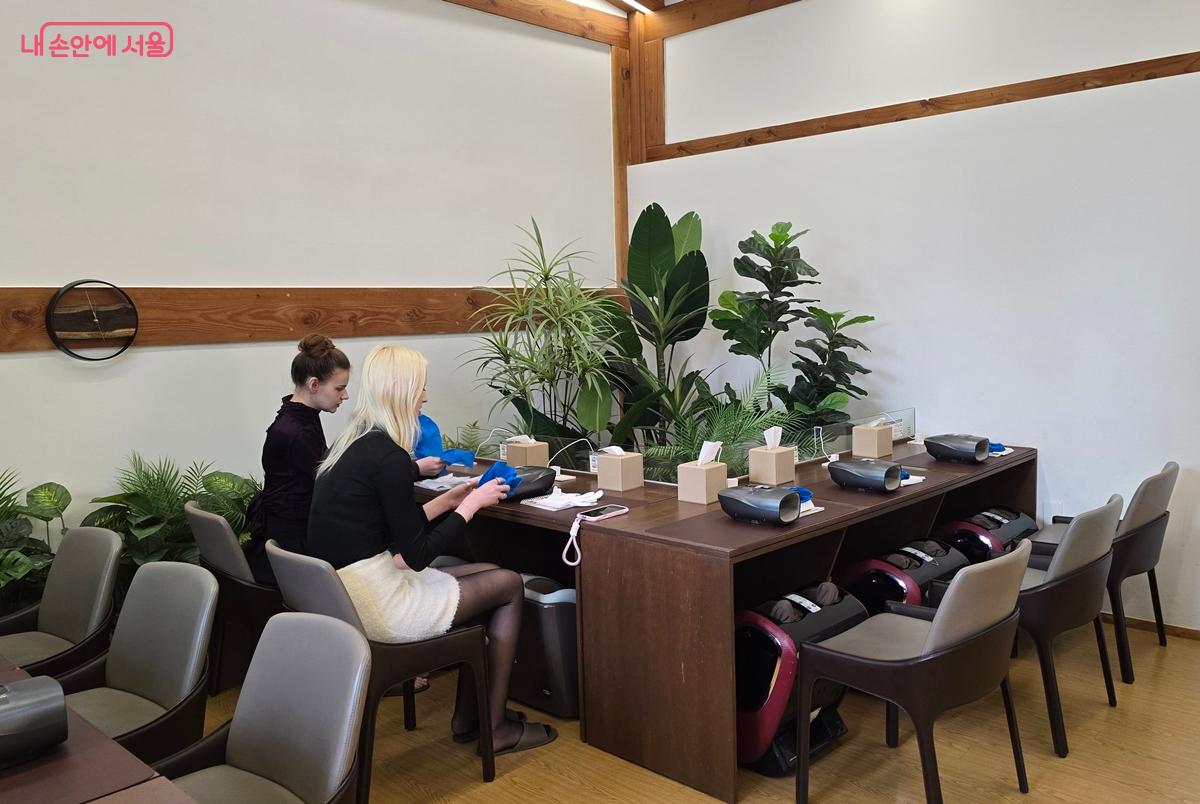 보제원 한방체험 중 동백오일 손 팩을 하는 외국인 관광객&nbsp;&copy;조성희