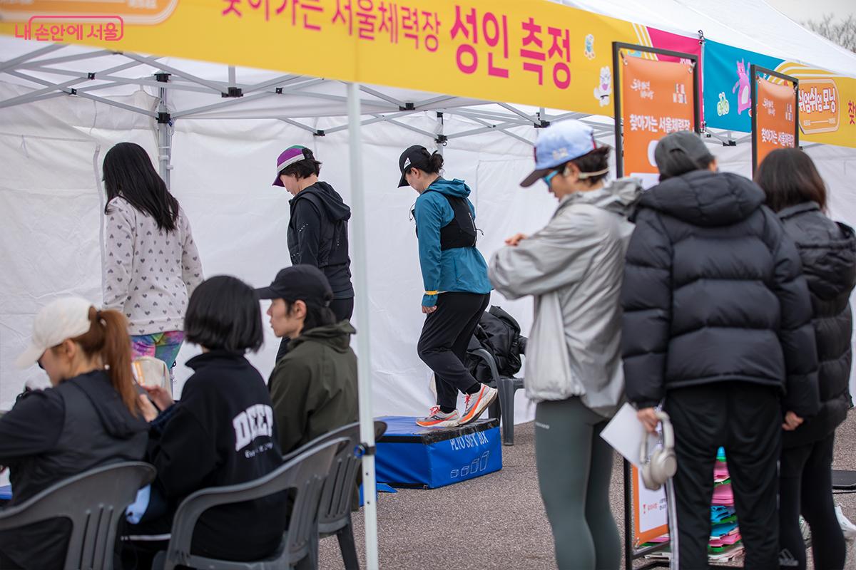 체력장 프로그램에 참여하는 시민들 &copy;장신자