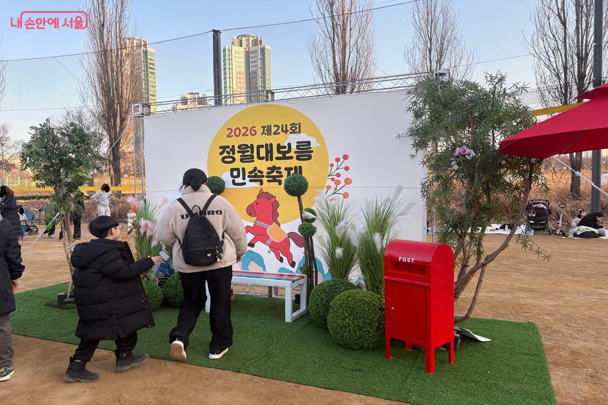 시민들이 포토존을 즐기고 있다. ⓒ조현영