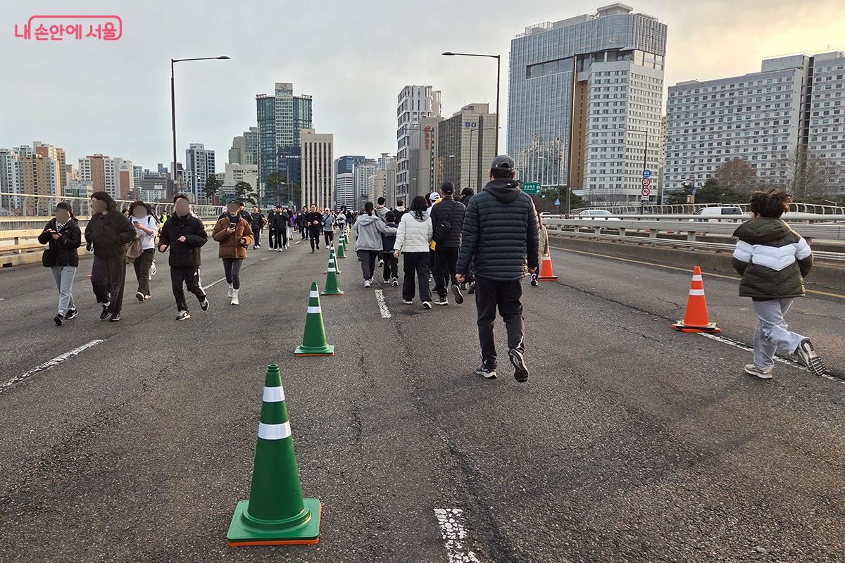 라바콘으로 상&middot;하행 경로를 구분하며 시민 안전을 확보한 도로 &copy;이다현
