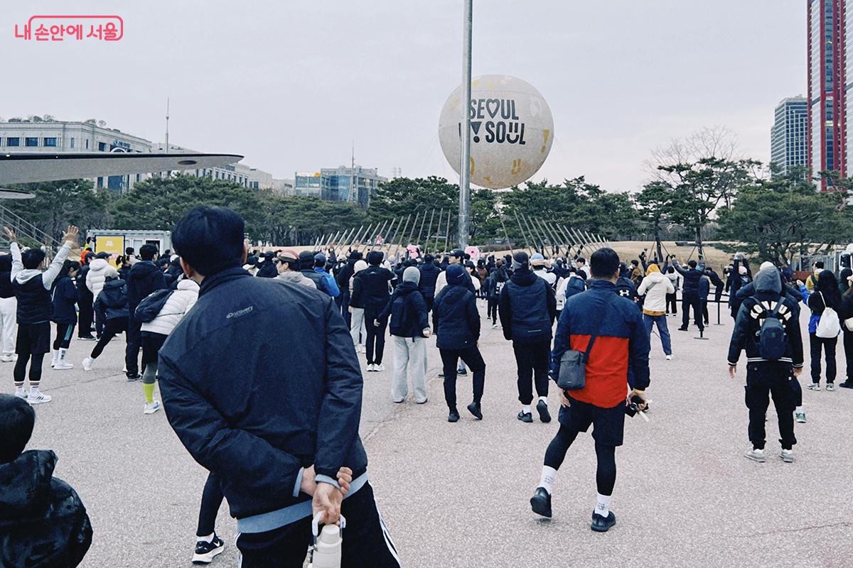 출발 직전, 다 함께 스트레칭을 하며 몸을 푸는 모습 ⓒ김아름