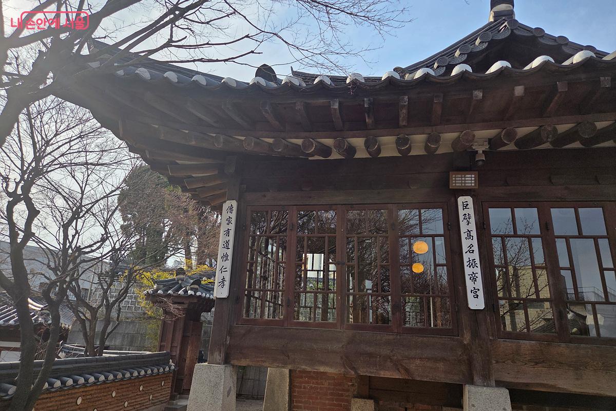 해설 프로그램을 신청하면 전문 해설가의 설명을 들을 수 있다. &copy;정민호