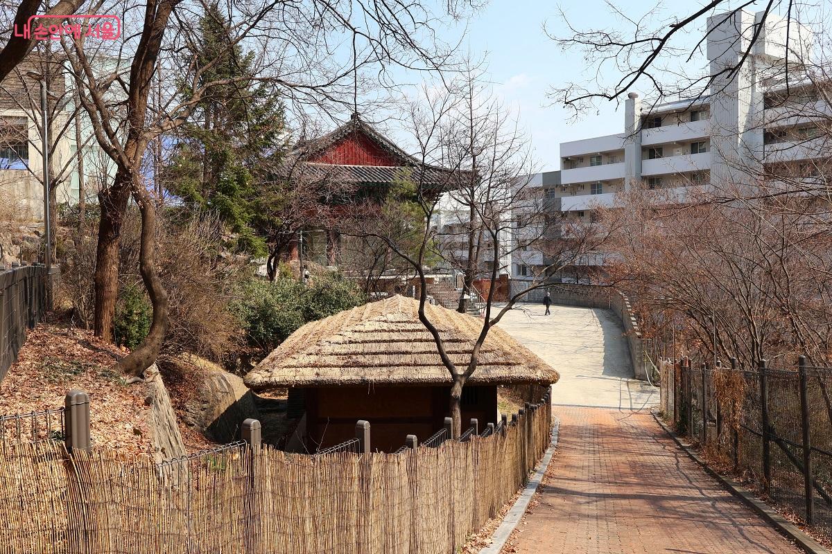 정순왕후는 조정의 지원을 거부하고 옷감에 물을 들이며 생계를 꾸렸다고 전해진다. &copy;김대진