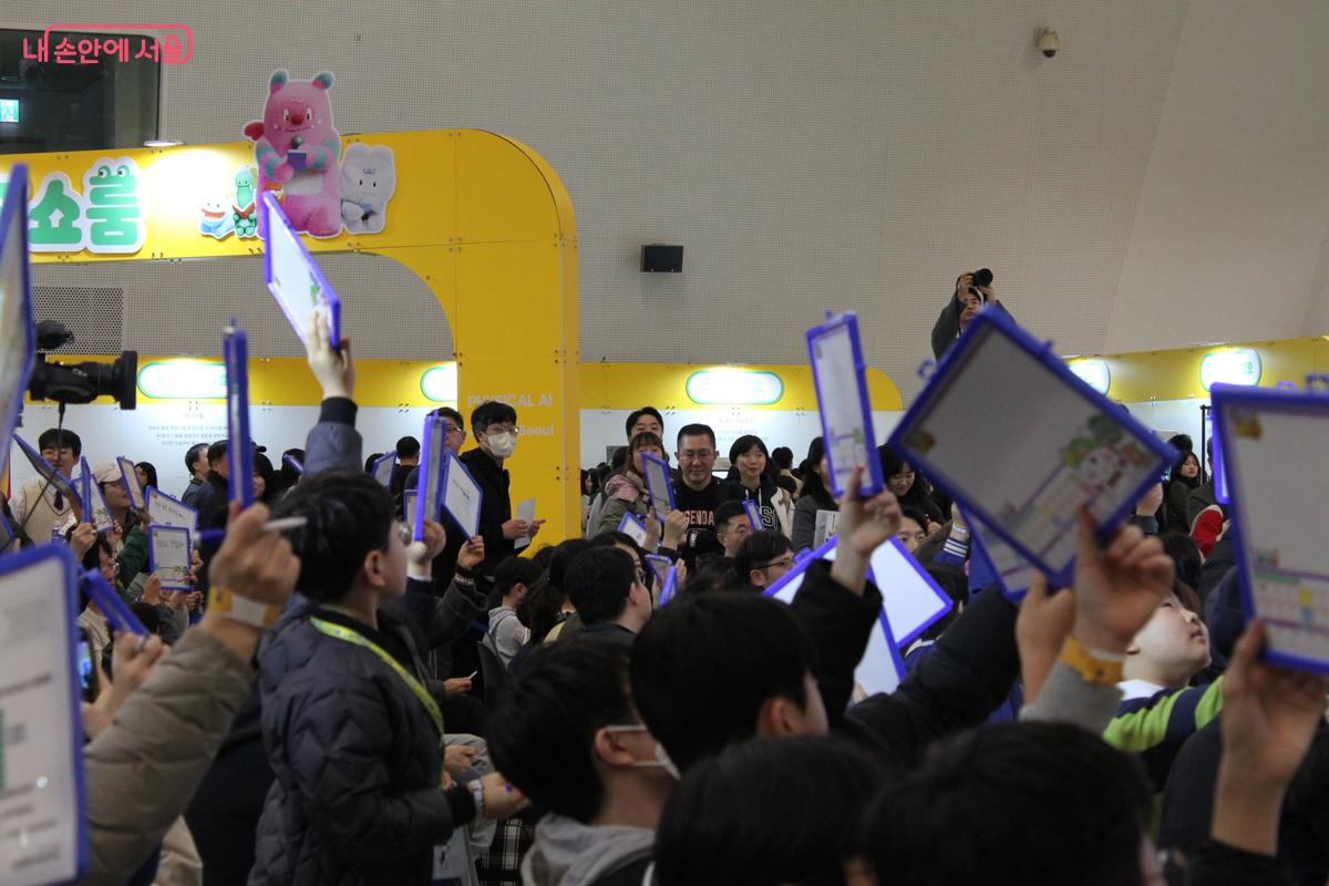 서울 AI골든벨에 참여하는 관람객들의 모습