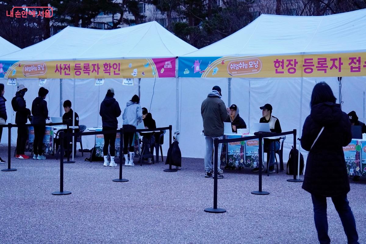 사전 신청자는 확인처, 현장 등록 접수가 필요한 사람은 접수처에 들려 최종 확인 및 현장 접수를 진행하고 있다.