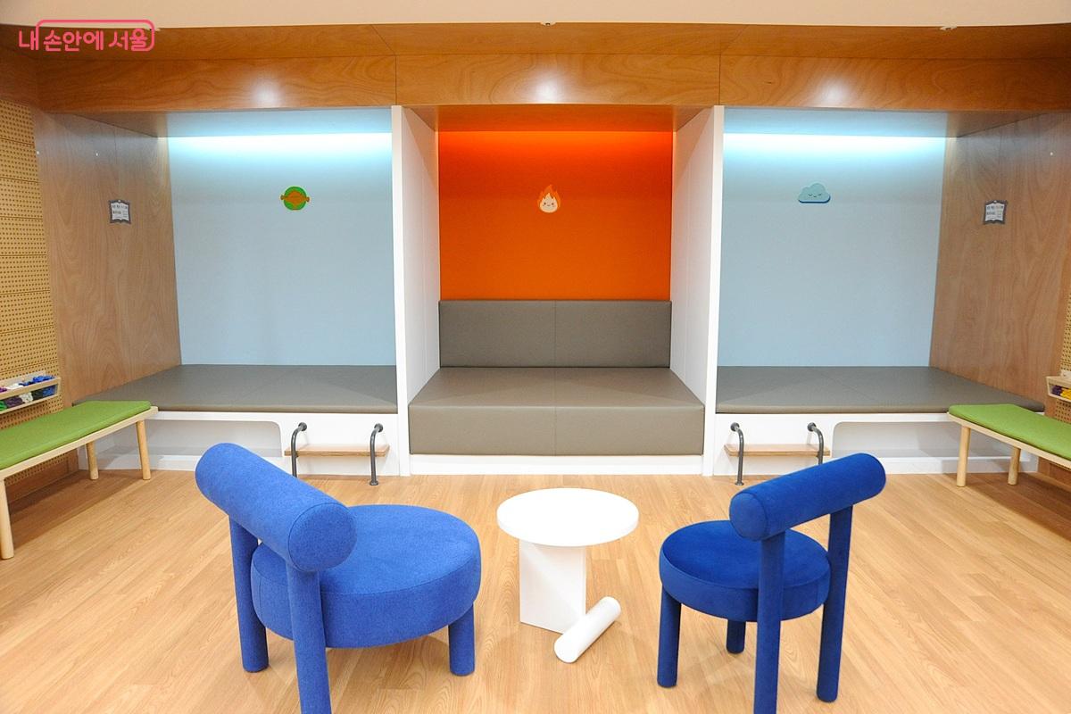 장애&middot;비장애인이 함께 자유롭게 독서와 휴식을 즐길 수 있는 공간 &copy;조수봉