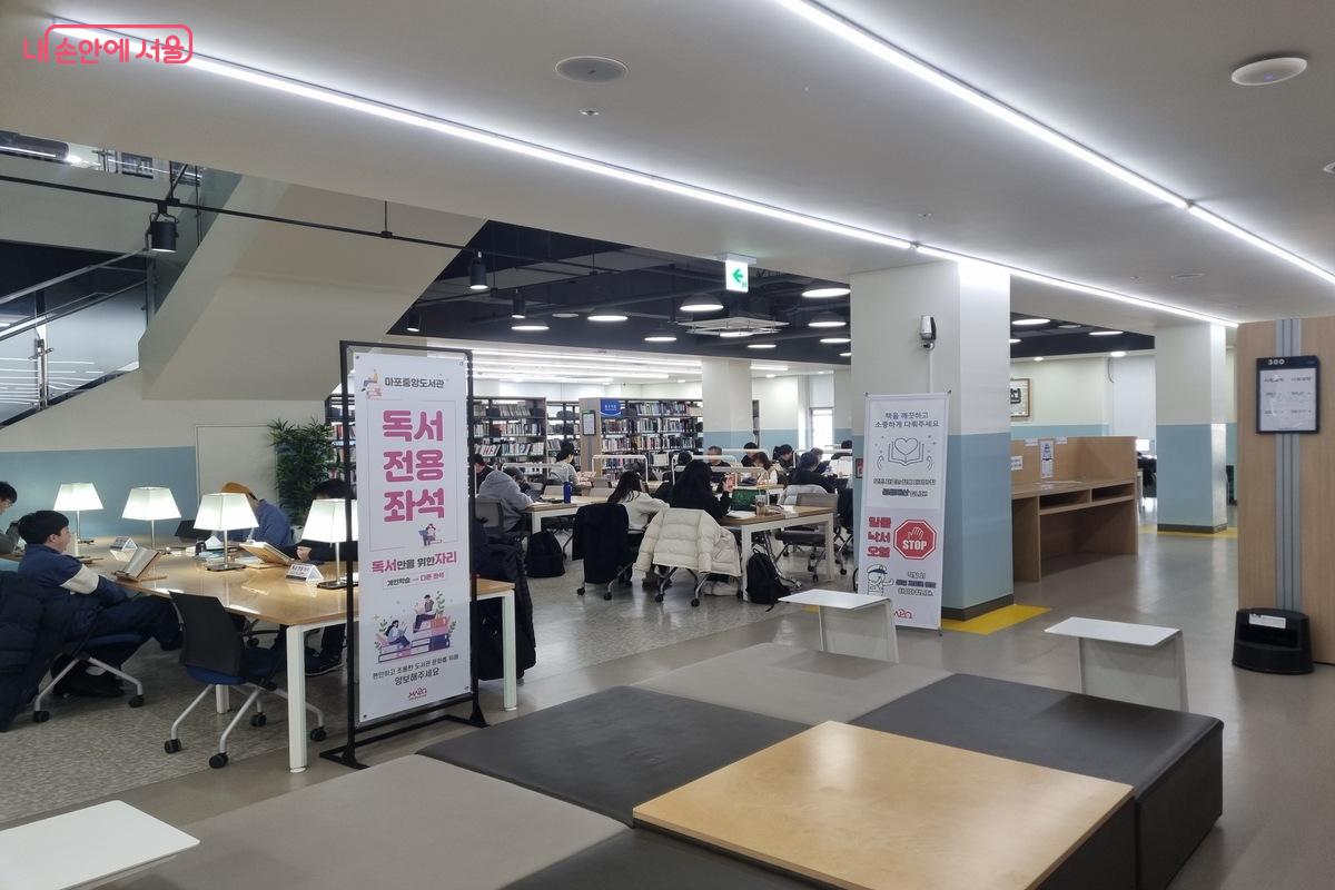 3층 자료 열람실 도서공간 &copy;오새결