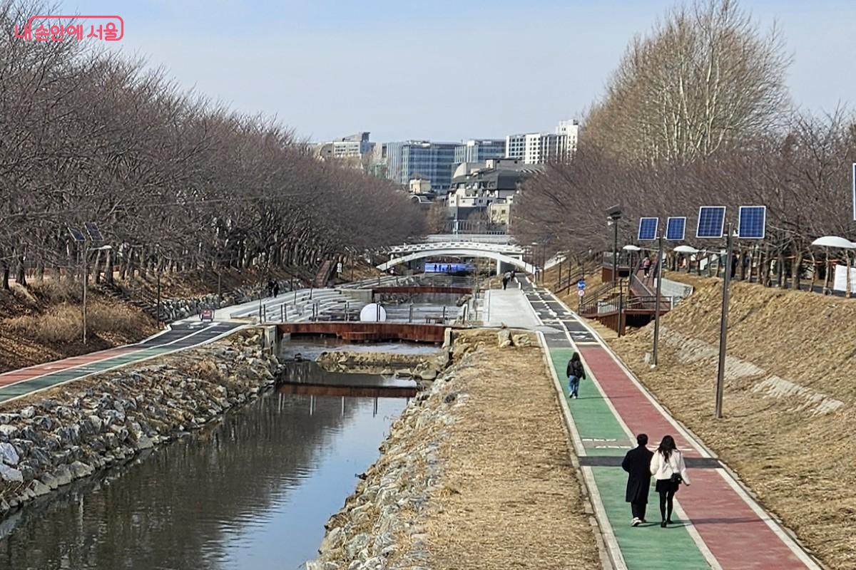 매헌시민의숲과 여의천. 윤봉길 의사가 바라던 '자유로운 조국'의 풍경일 것이다. &copy;남철우