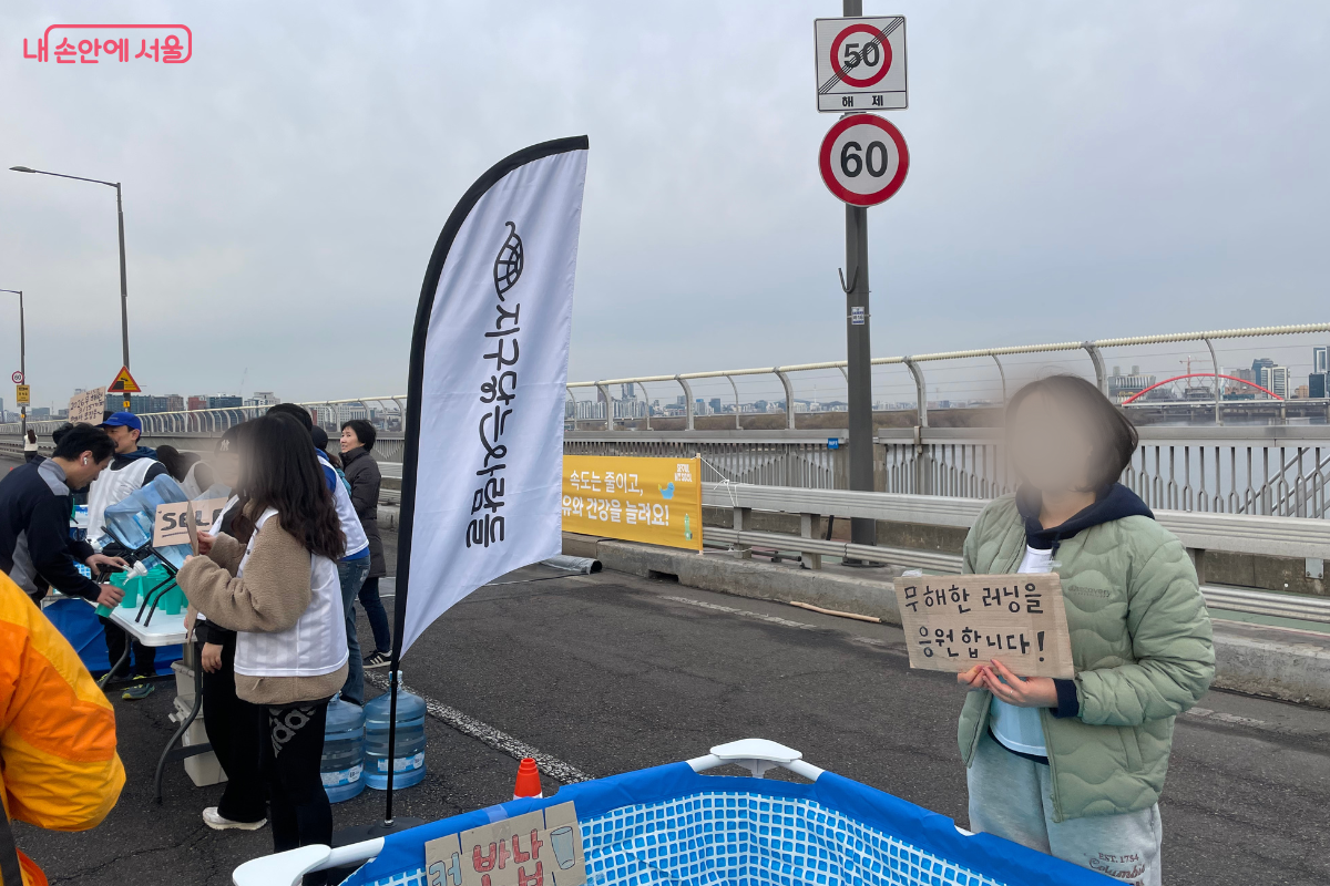 마포대교 반환점 급수대 &copy;이서윤