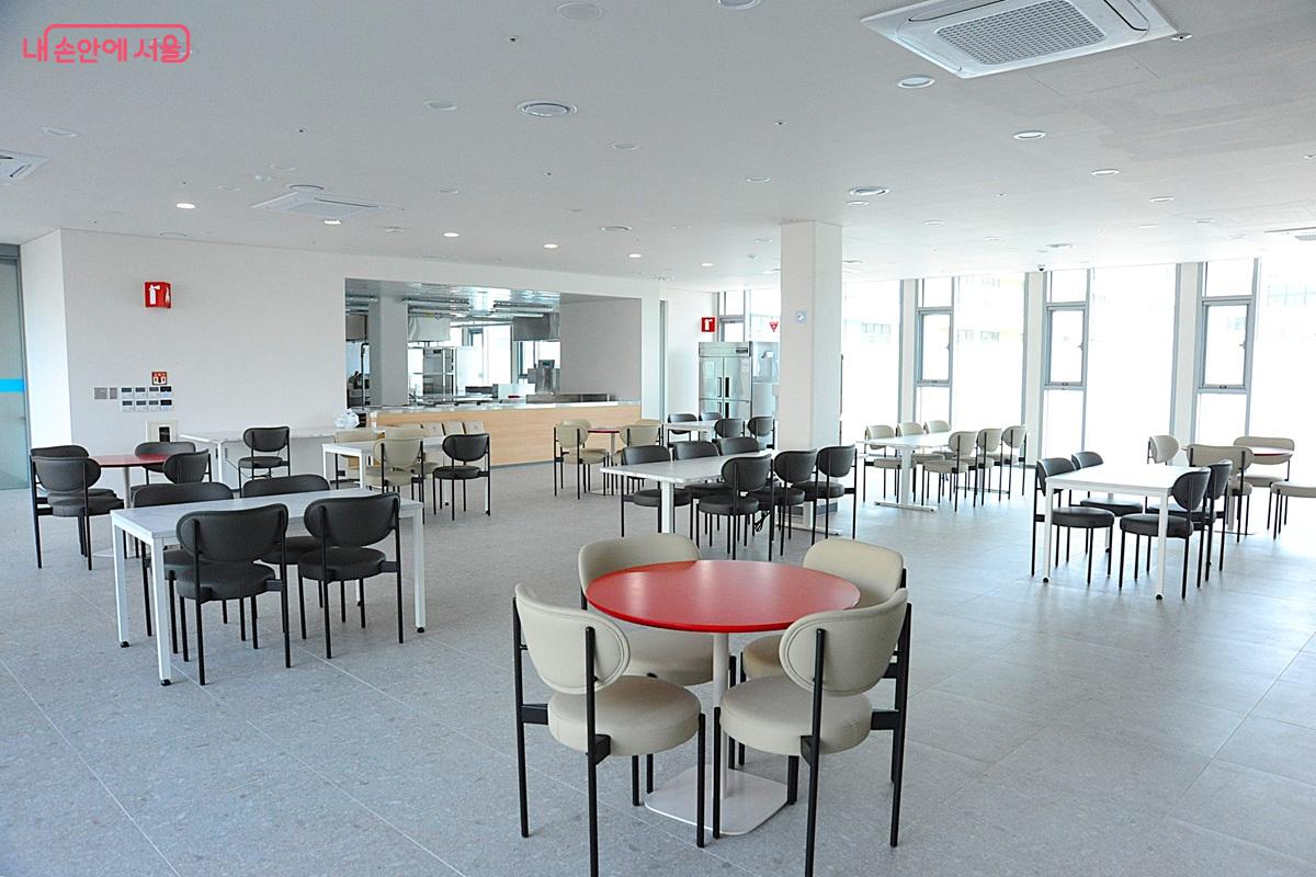 연수 시설의 대회의실(식당) &copy;조수봉