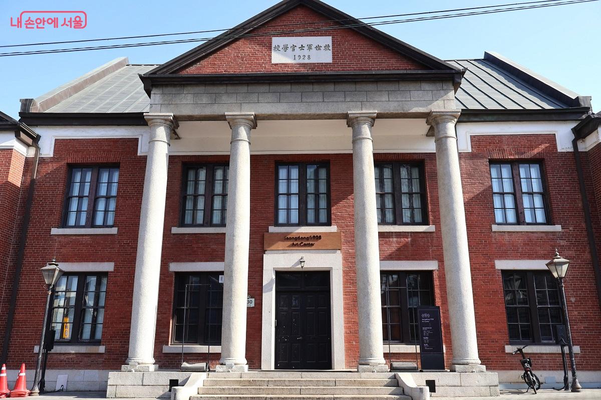 신고전주의 양식 건물이 예술을 품은 문화 공간으로 재탄생한 정동1938아트센터 &copy;이봉덕