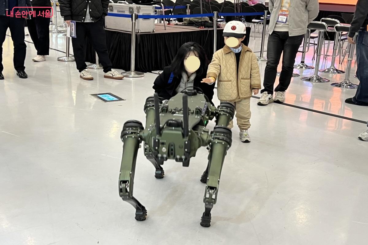 로봇개를 관심있게 바라보고 있는 관람객.ⓒ박지영