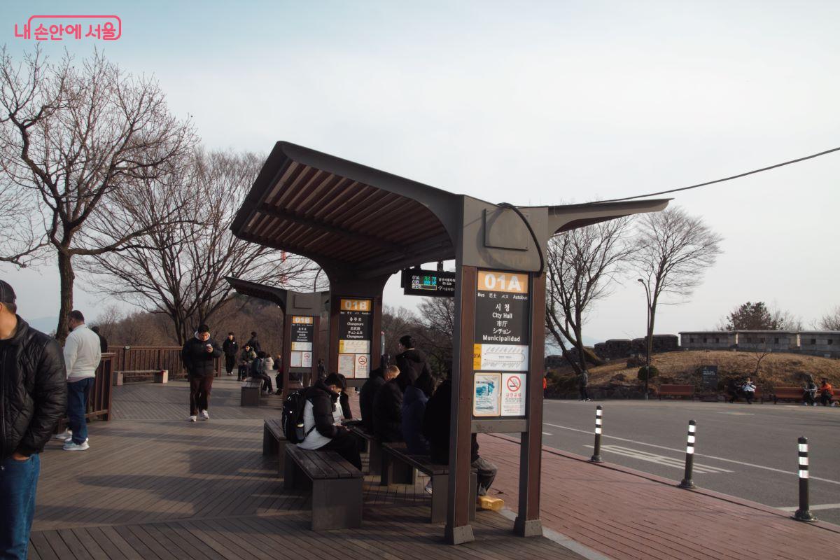 남산 순환버스 승객 대기 정류장 &copy;임영근 
