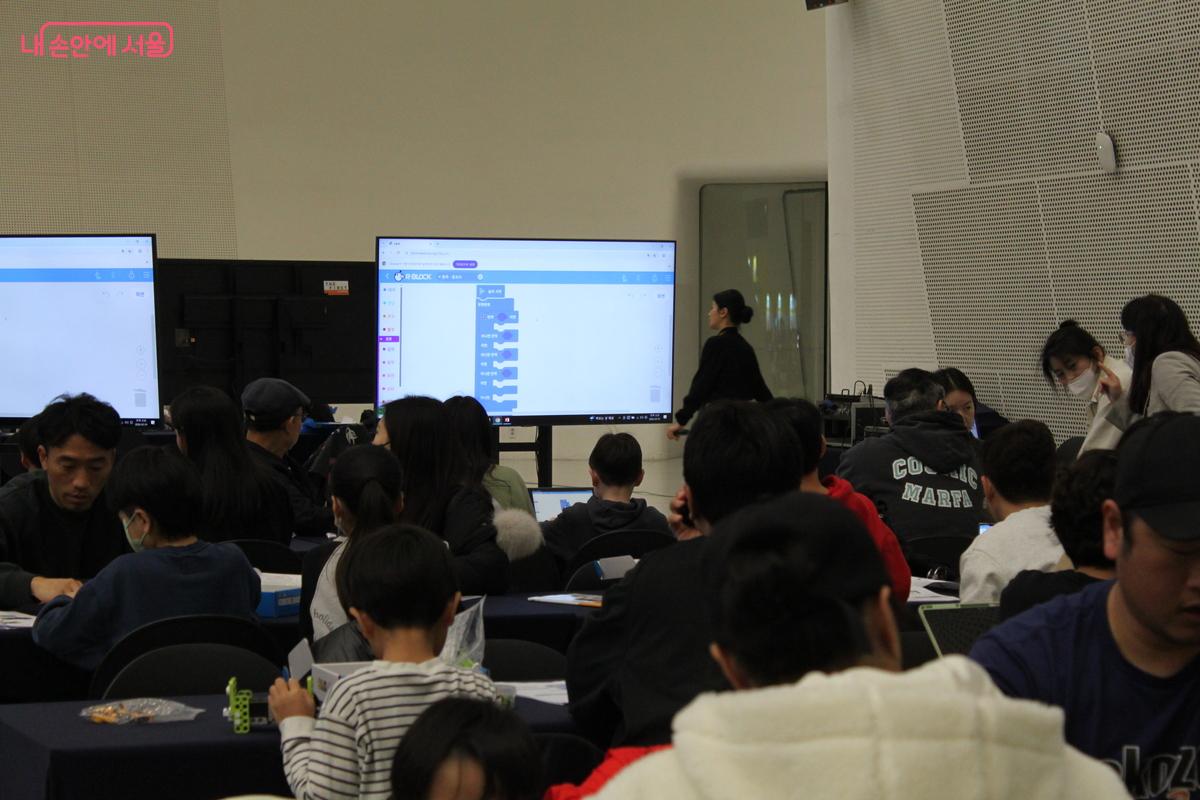 AI 로봇 가족 경진대회에서는 단계별로 설명이 제공되었다.