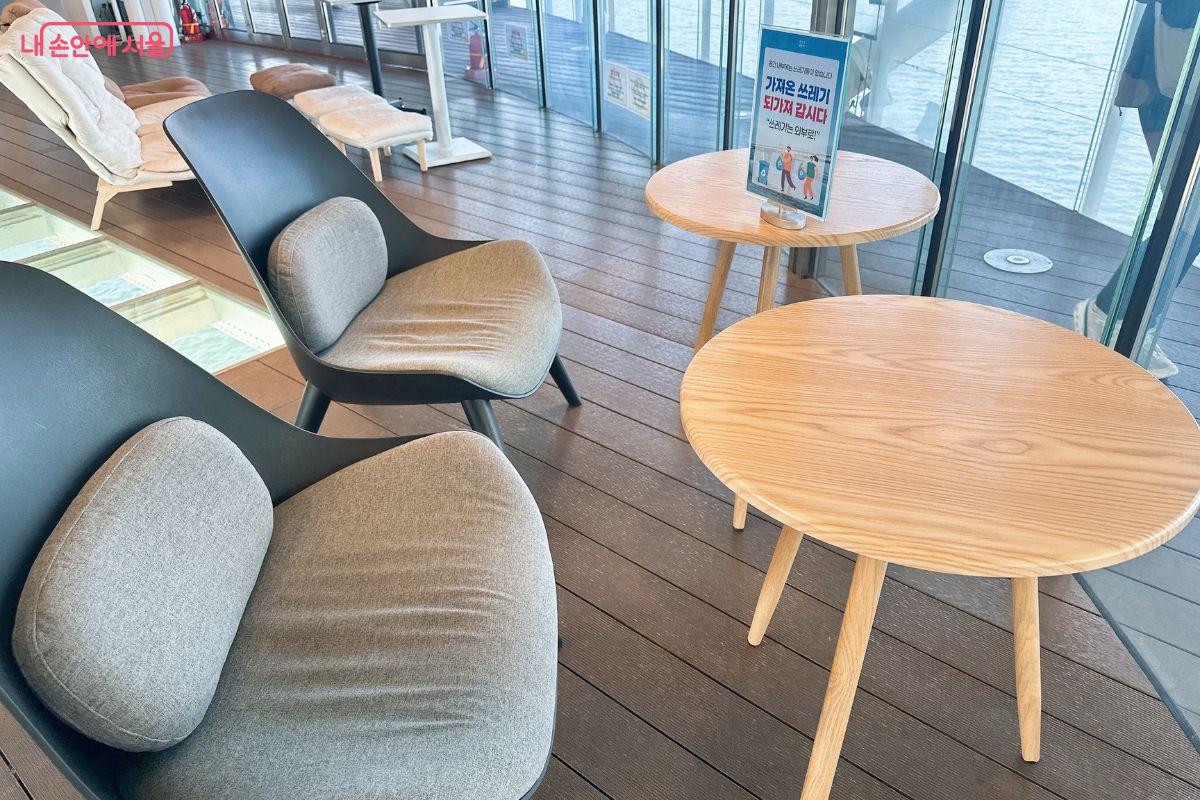 한강을 바라보며 편히 쉴 수 있는 자리가 곳곳에 있다. &copy;김재형