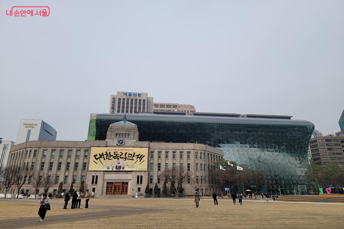 서울시청 본관과 유리 외관의 신청사가 함께 보이는 서울시청 광장 모습 &copy;조연