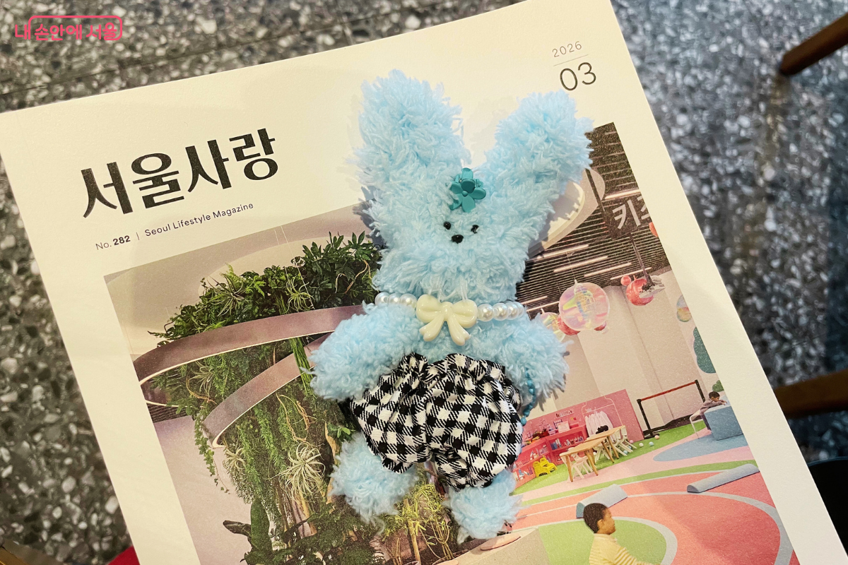 기자가 직접 만든 모루인형의 사진. 파란색토끼 모양의 인형이다. 