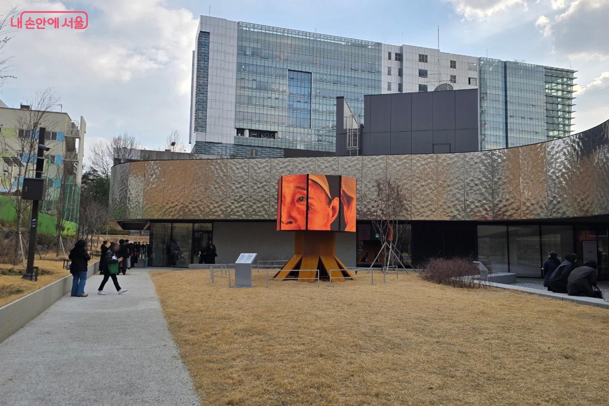 얄루의 <신인호 랜딩>은 86세 K-pop 아이돌이자 (작가의 외할머니이며) 데이터 뱅크를 침략하는 &lsquo;할머니 해적&rsquo; 신인호가 서서울의 시공간적 데이터 위에 착륙하며 생성하는 다성적 오페라이다