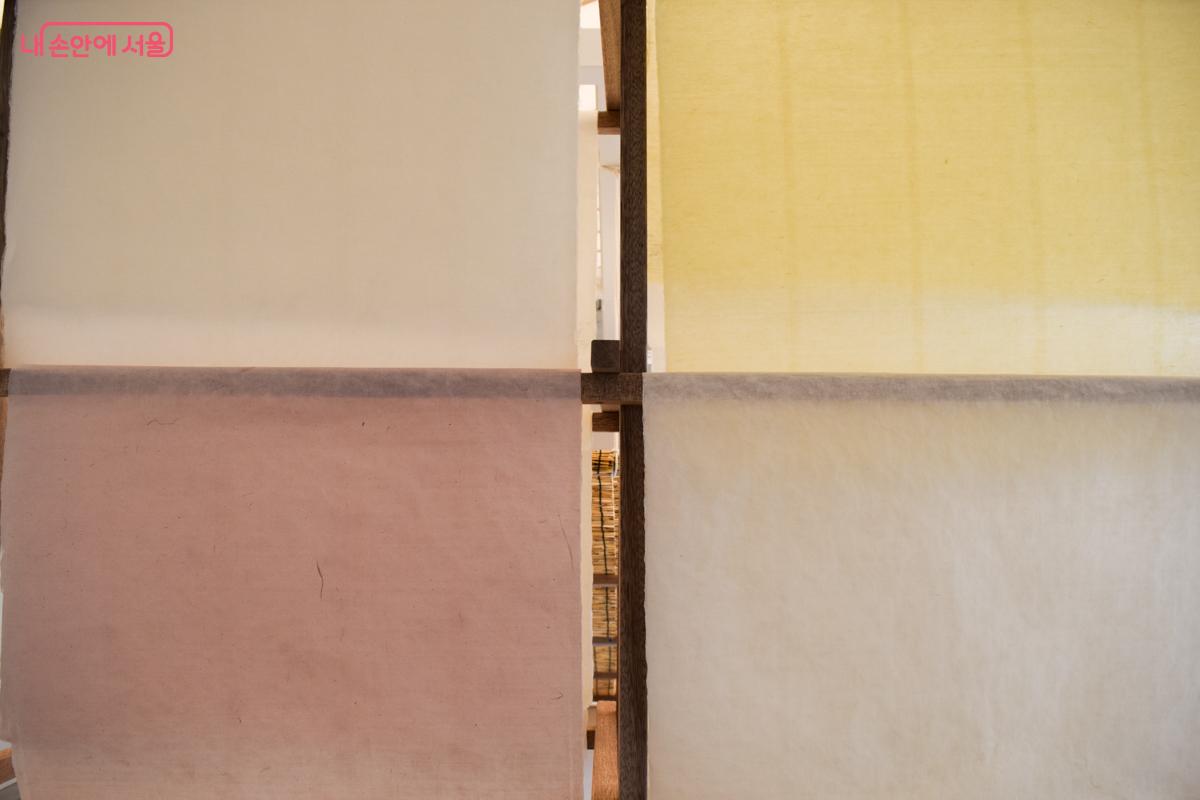 걸려 있는 한지 모습 ⓒ이명은