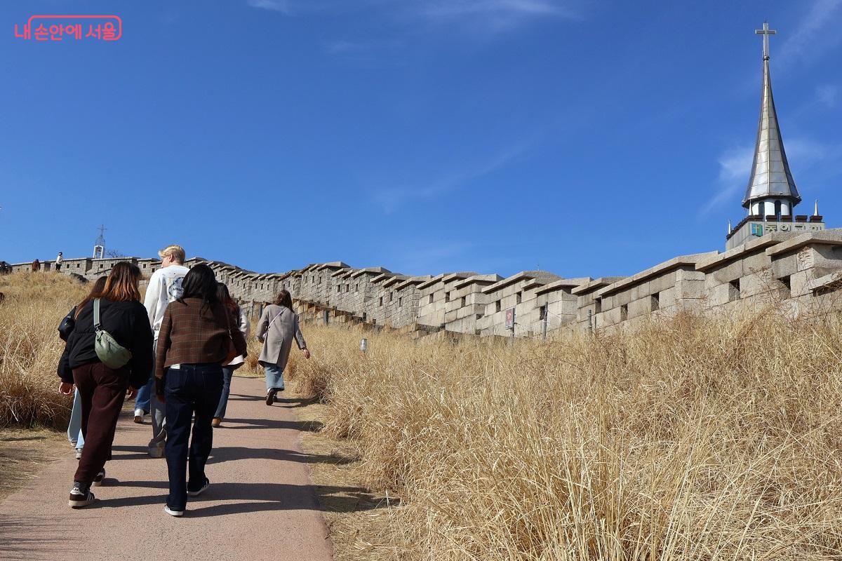굽이굽이 이어지는 낙산성곽길 정취가 한 폭의 그림 같다. &copy;이봉덕