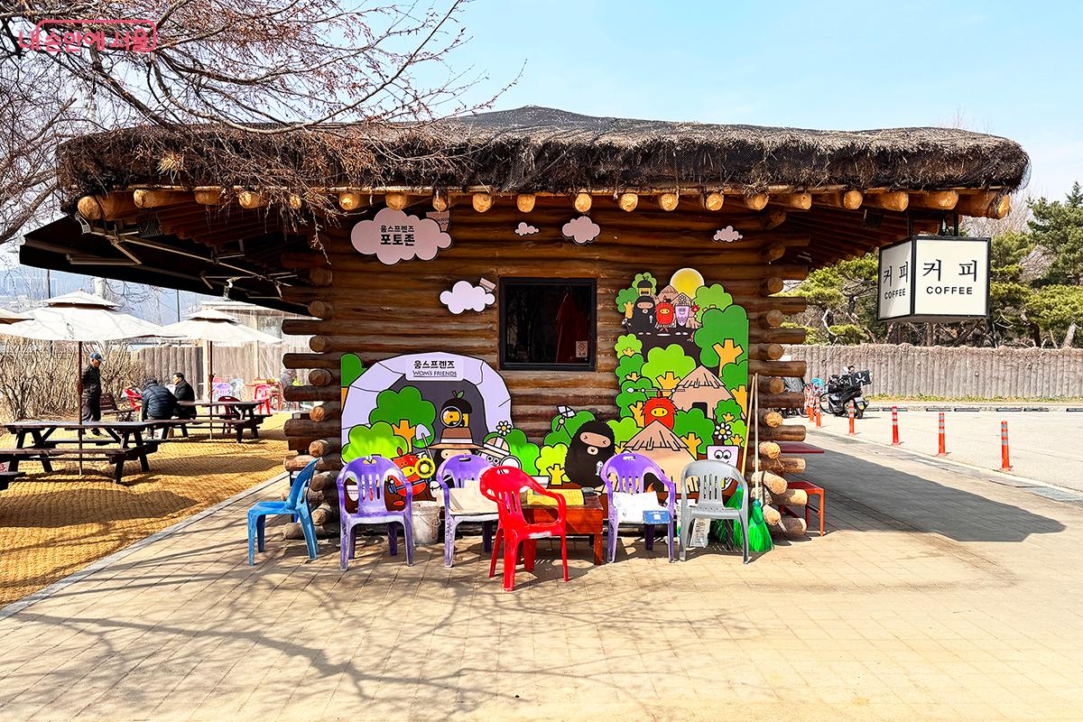 강동구 대표 캐릭터 &lsquo;움즈프렌즈&rsquo;를 활용한 포토존이 마련되어 있다. &copy;전미애