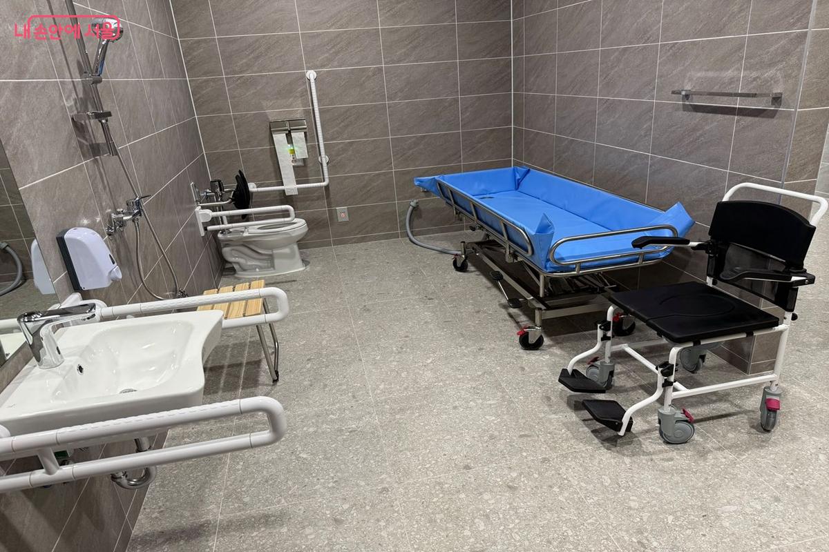 와상 장애인도 이용할 수 있는 화장실 &copy;강사랑