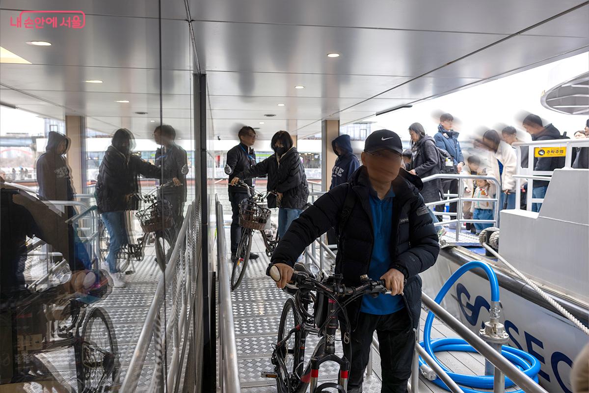 전 구간 재운항 첫날 많은 시민들이 한강버스를 이용하기 위해 선착장을 방문했다. ⓒ장신자