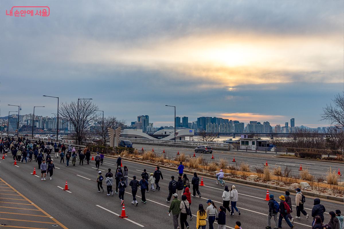 여의대로를 가득 채운 &lsquo;쉬엄쉬엄 모닝&rsquo; 참여 행렬 &copy;장신자