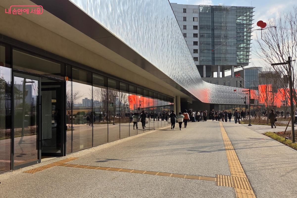 시시각각 변하는 빛의 변화를 반사해 다채로운 모습으로 다가온다. &copy;김미선