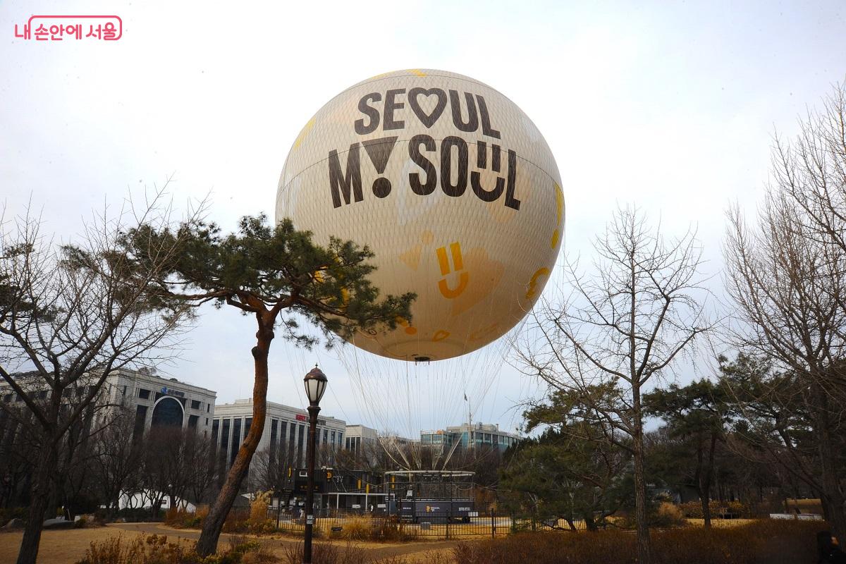 계류장에 대기 중인 지름 22m의 서울달 &copy;조수봉