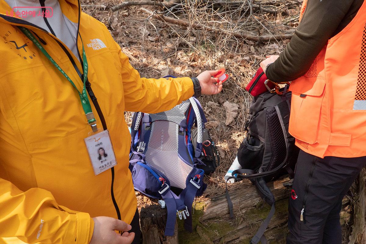 걷는 중간중간 안전 상황을 점검하는 진행 요원들 &copy;김인수