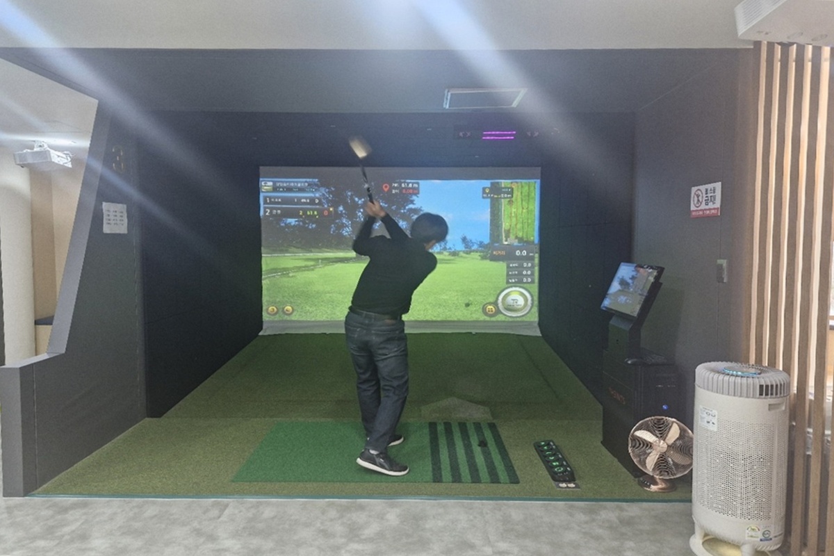 날씨 상관없이 즐긴다! 천호 스크린 파크골프장, 예약 방법은?