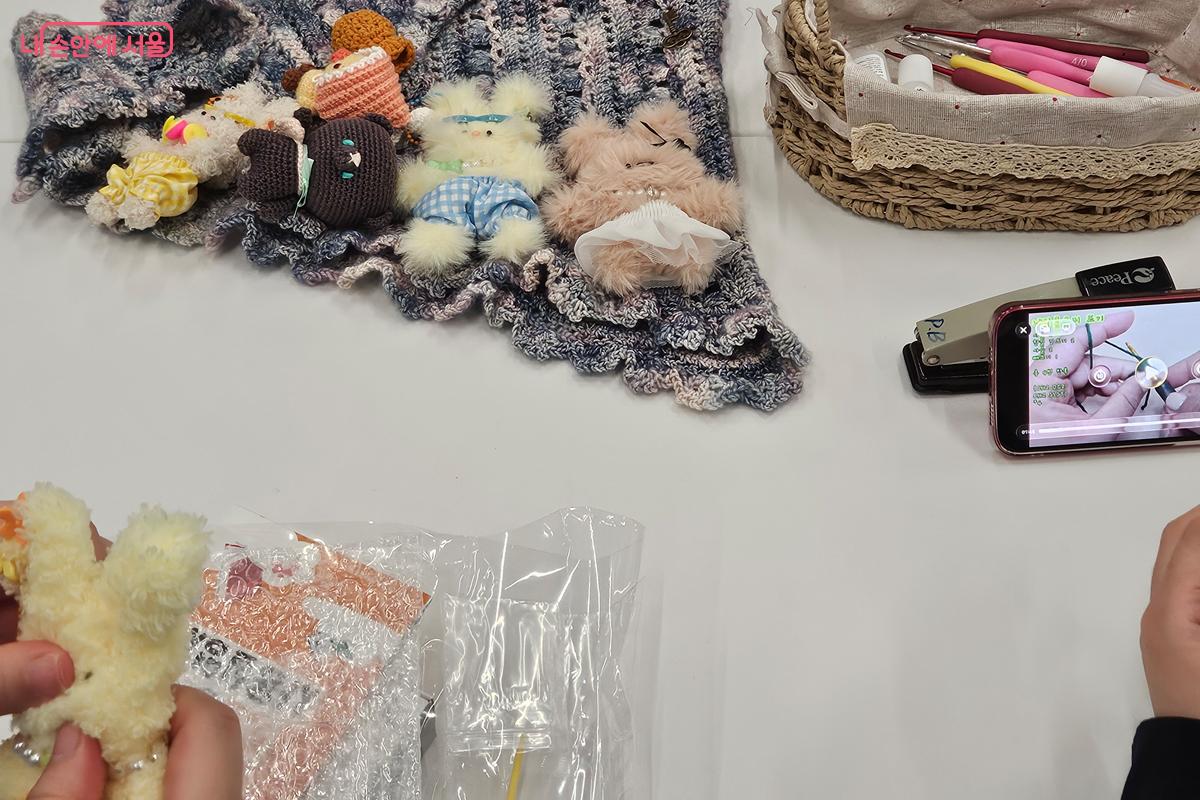 참가자들이 인형 만들기 등 체험 프로그램에 참여하는 모습 ©김현진