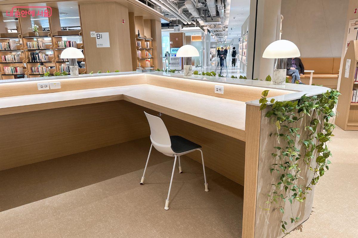 다양한 형태의 좌석이 섞여 있다. &copy;김재형