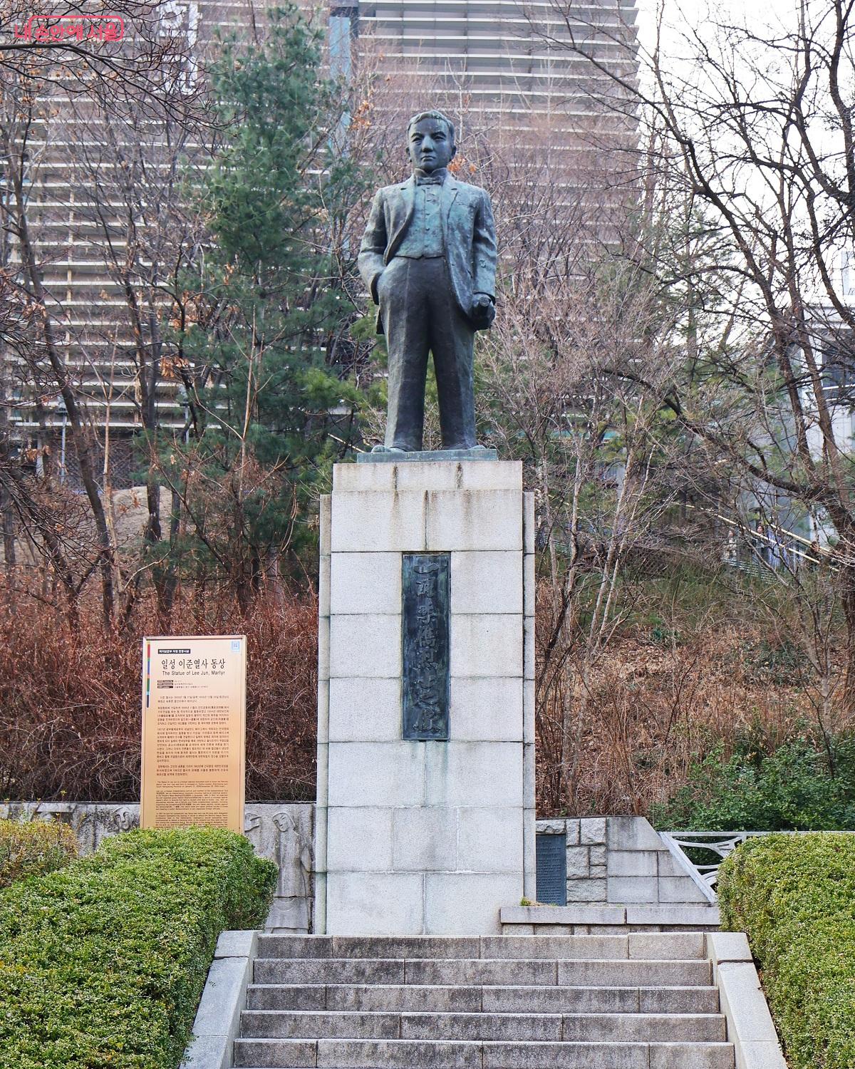 장충단공원에 우뚝 선 이준 열사의 동상은 독립을 향한 결연한 의지를 대변한다. &copy;김대진  