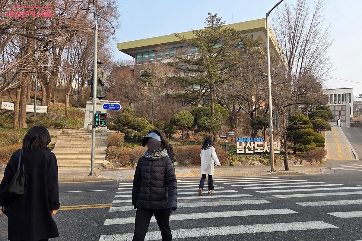 남산 북측에 위치한 남산도서관에서 시작되는 남산 산책로 &copy;이다현