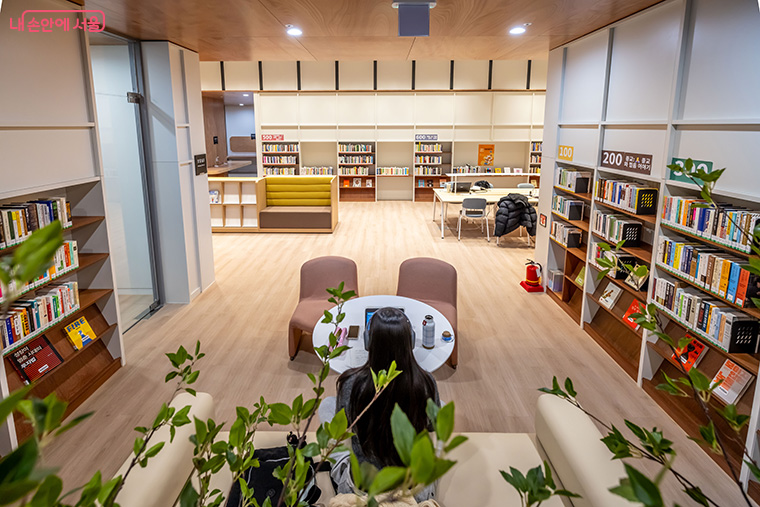 어울림플라자는 전체 건물을 단차가 없는 구조를 적용해 누구나 편리하게 이동할 수 있게 했다. 사진은 도서관.