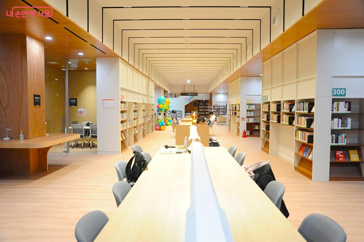 도서관에도 휠체어가 통행할 수 있도록 넓은 이동 공간을 두었다. &copy;조수봉