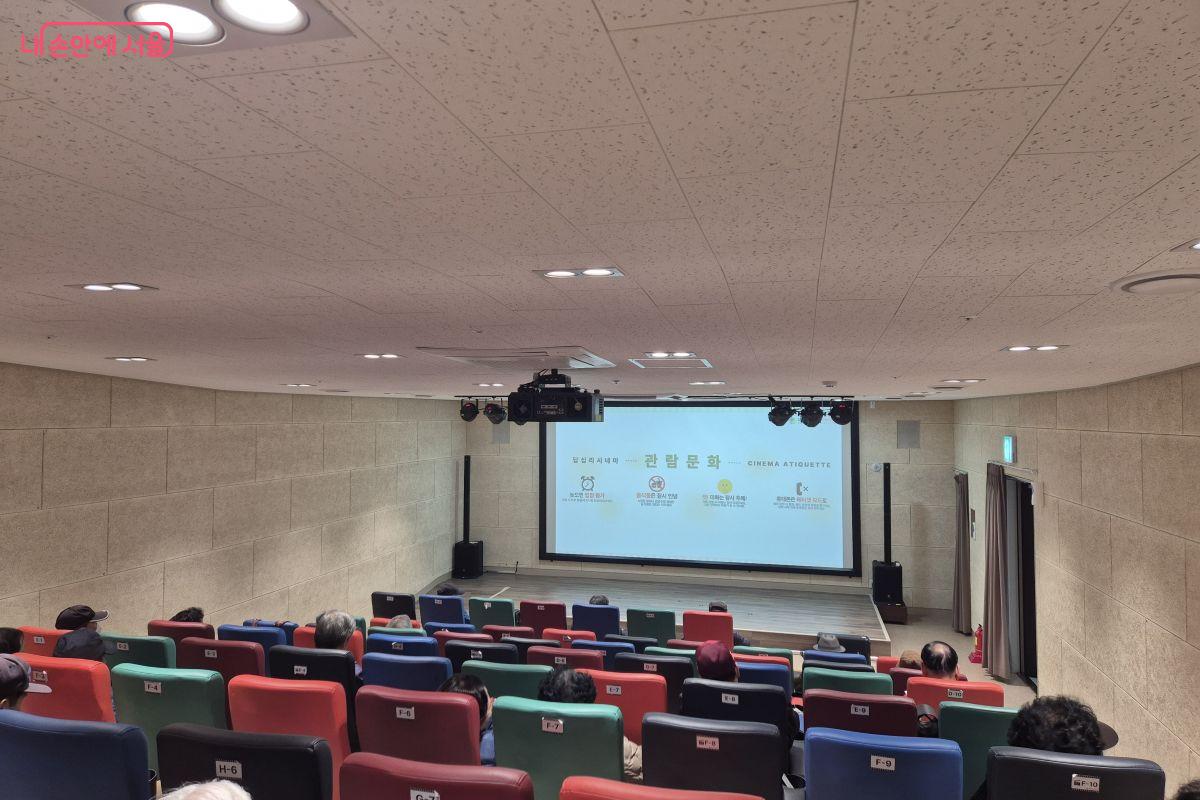 2시 상영 영화를 관람하기 위해 예약 후 방문한 시니어들이 앉아서 상영을 기다리고 있다