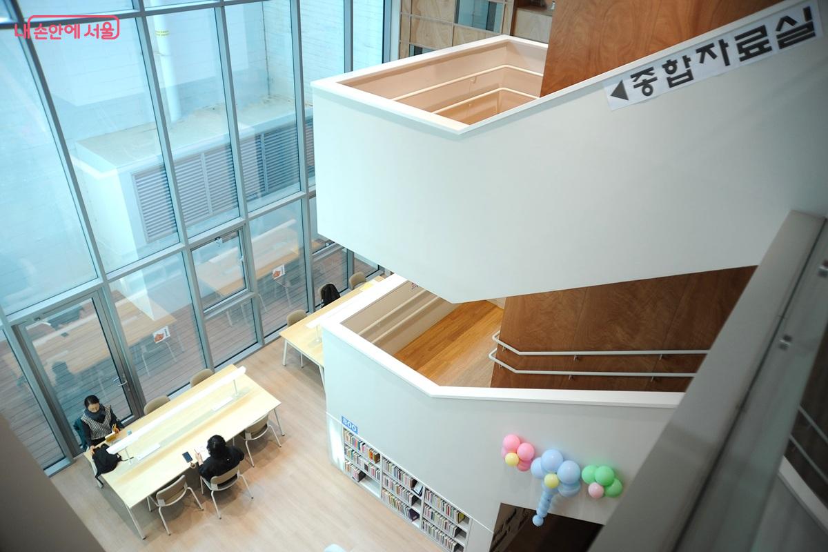 어린이자료실과 지하 2층 도서관(종합자료실)을 잇는 계단 &copy;조수봉