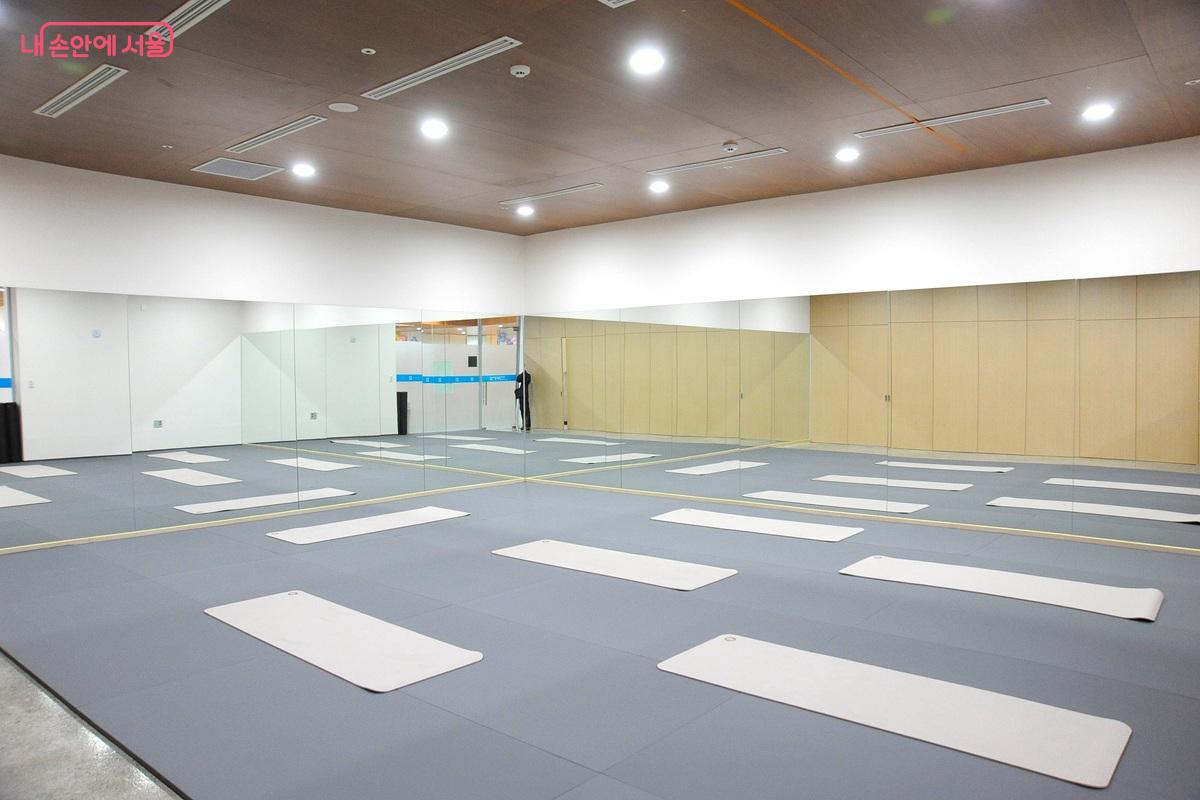 스트레칭&middot;GX룸 &copy;조수봉