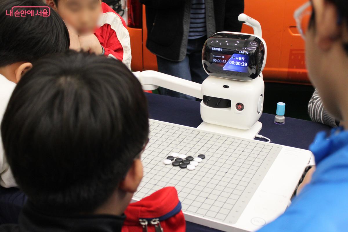 AI 로직 기반 대국 체험을 하는 관람객