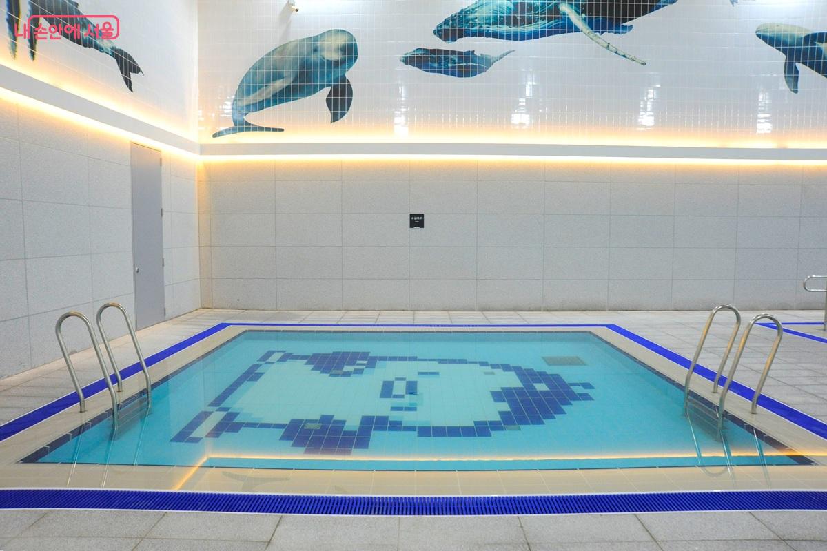 실내수영장의 3~7세용 유아풀 &copy;조수봉