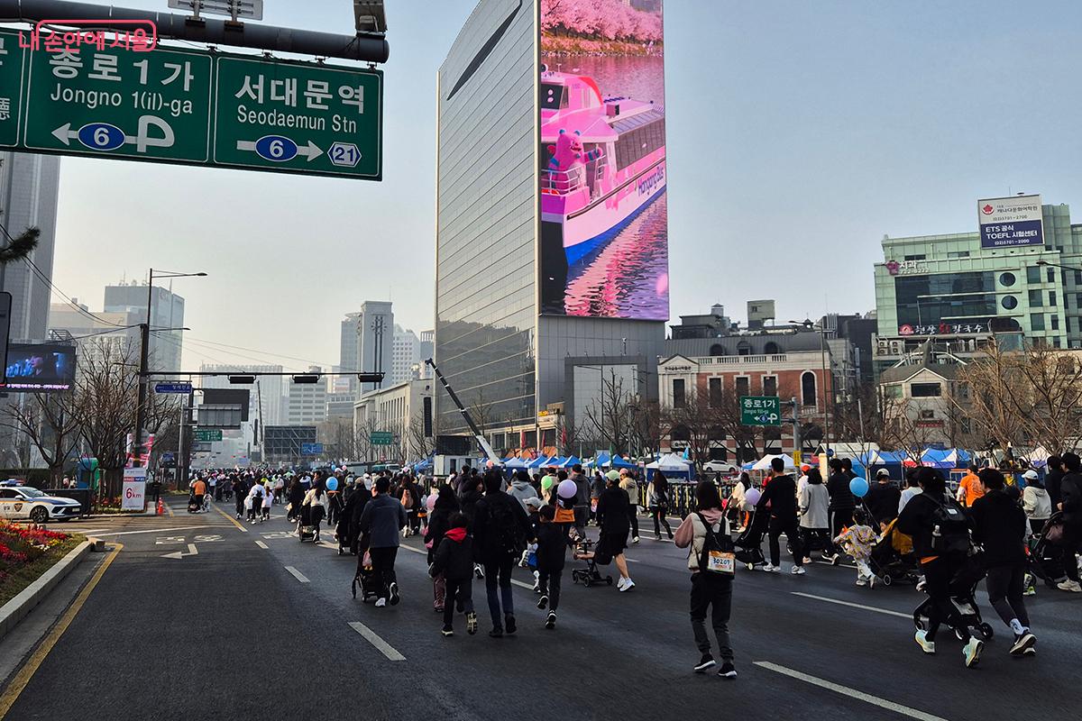 대형 LED 광고판에 서울 한강 버스를 탄 해치의 모습이 보인다.