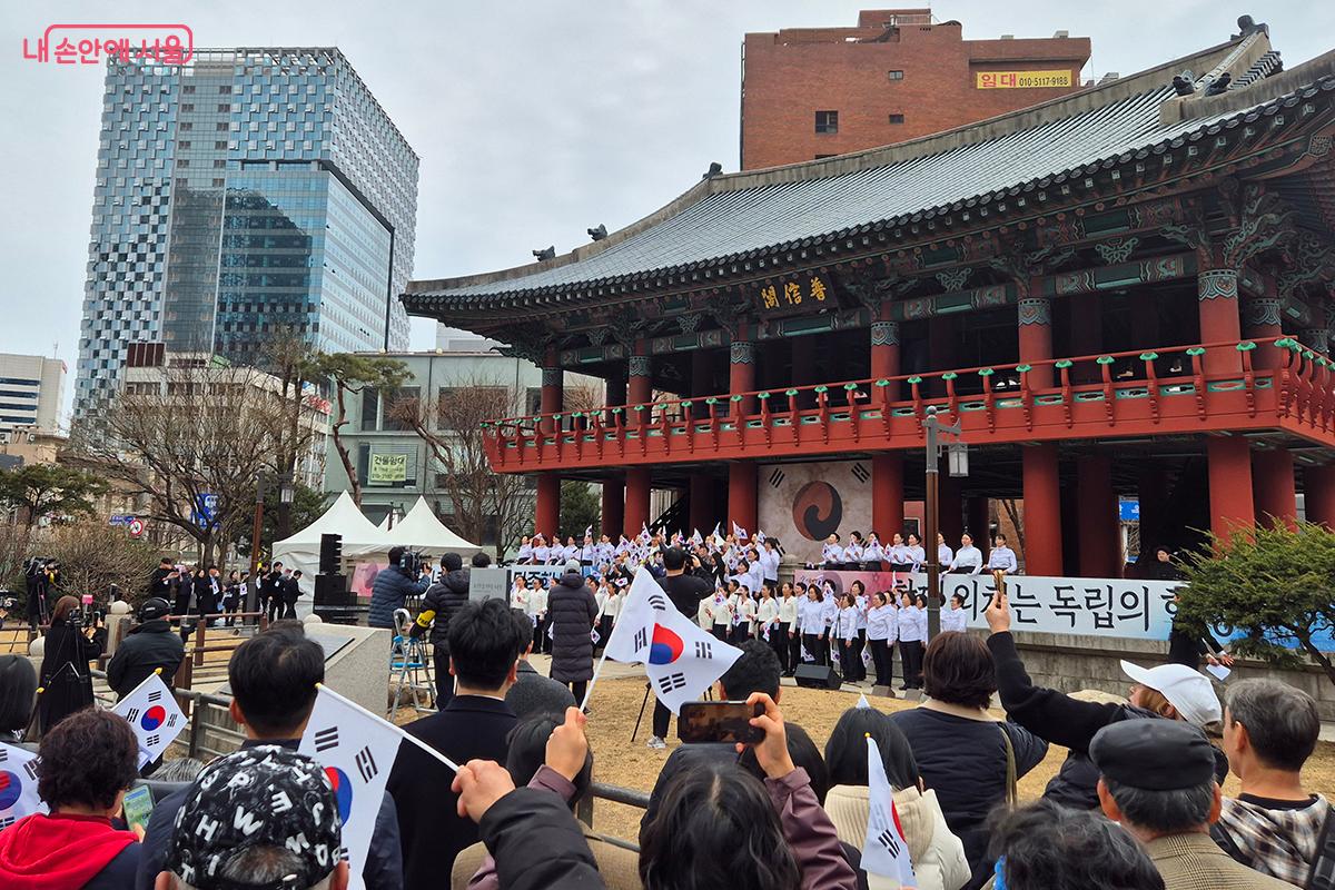 ‘삼일절 노래’가 울려퍼지며 107년 전 펼쳐졌던 바로 그 순간의 시간과 공간 속을 걷는 듯한 착각이 들었다.