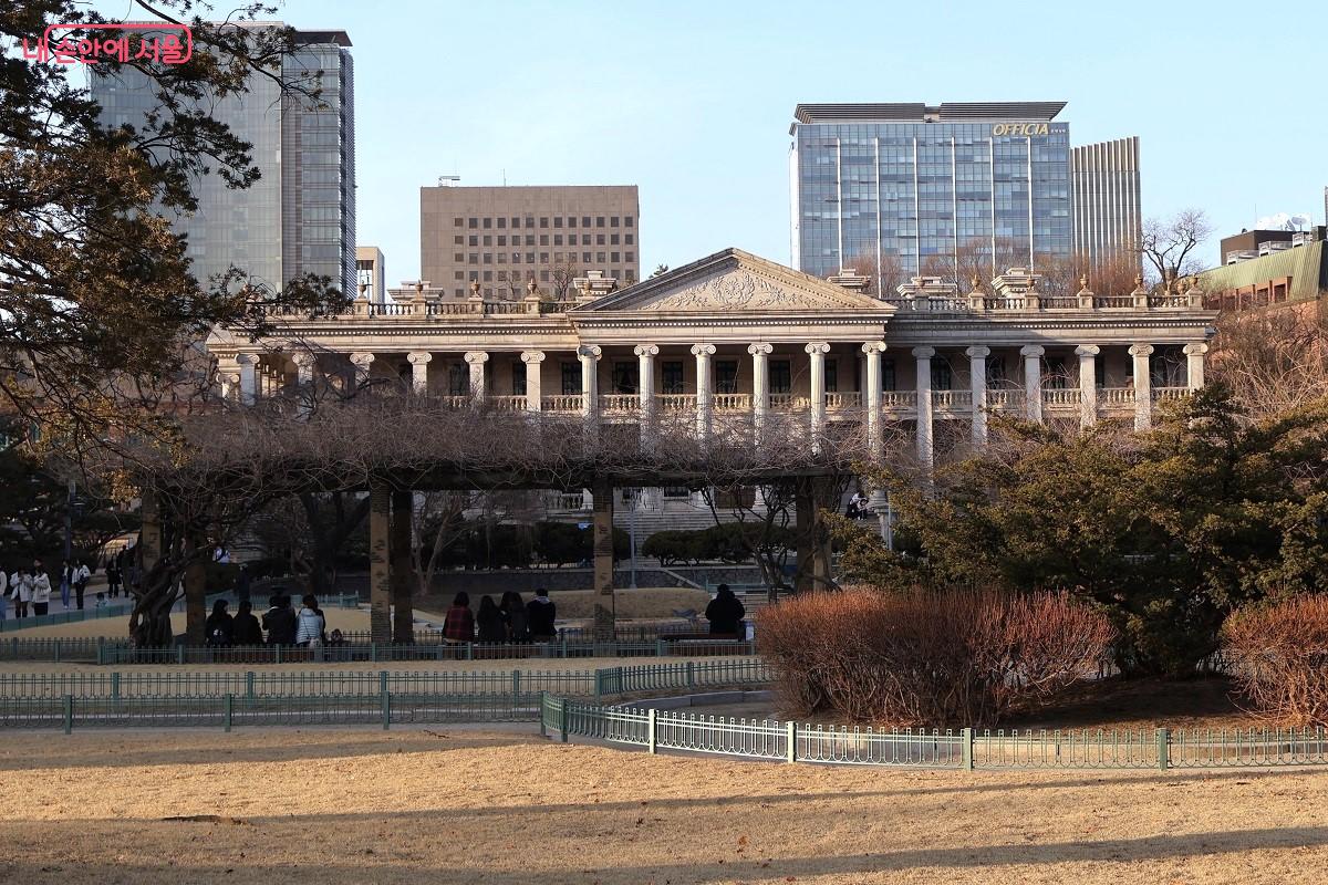 그리스 신전 양식을 차용한 신고전주의 건축물인 석조전 전경 &copy;김대진 