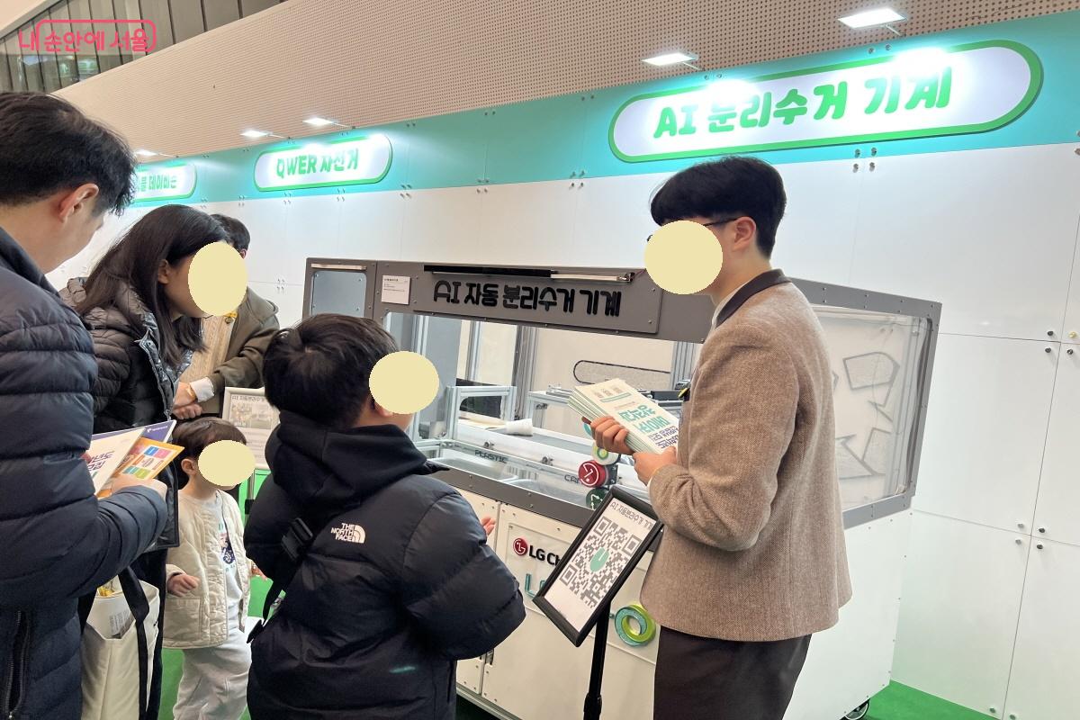 각 기기마다 현장 해설을 제공했고,관련 영상QR를 제공해 관람객의 이해를 도왔다. ⓒ박지영